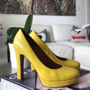 MARC JACOBS Yellow Pumps